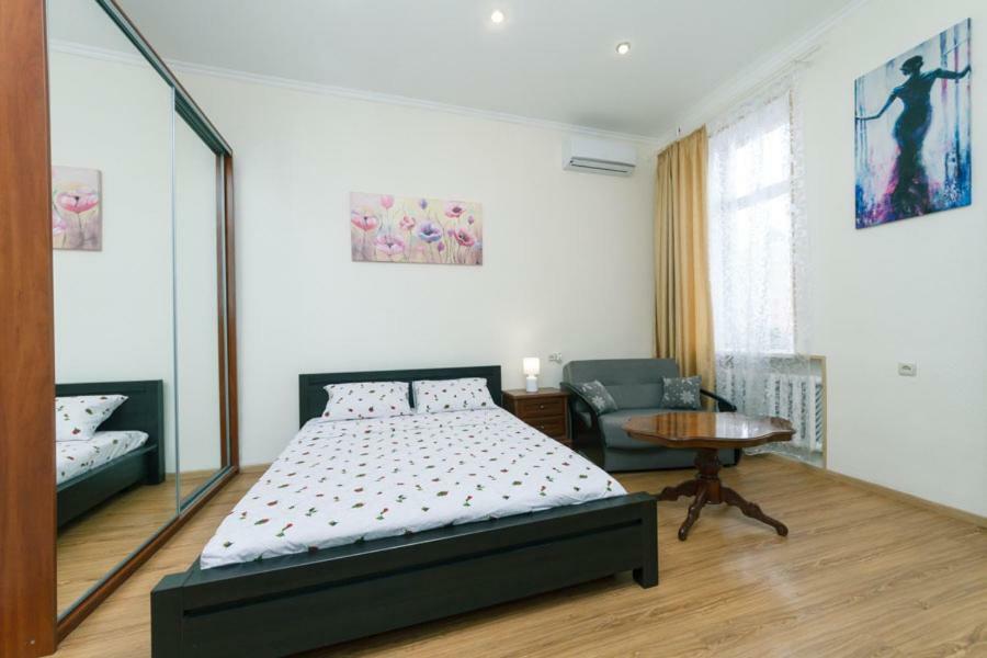 Apartment On Saksahanskoho Street Kiev Exteriör bild